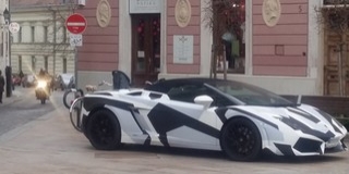 Lamborghinije van? Parkoljon Ön is ingyen a Széchenyi téren, a díszburkolaton!