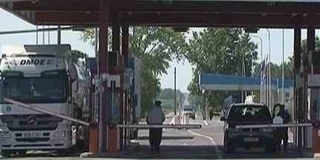 Matrica volt a rendszám helyén, Udvarnál bukott le a sofőr Matrica volt a rendszám helyén, Udvarnál bukott le a sofőr