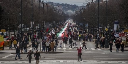 1848 méter hosszú nemzeti zászlóval vonultak fel Budapesten