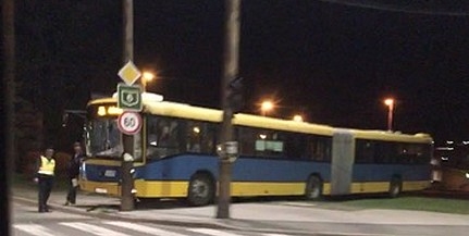 Villanyoszlop fogott meg egy buszt az uránvárosi végállomáson