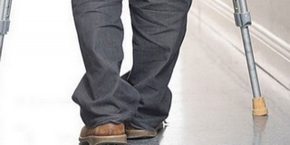 Kirúgta áldozata kezéből a mankót, aztán jól összeverte - Megúszta felfüggesztettel