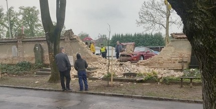 Áttörte egy luxusautó a pécsi temető kerítését a Siklósi útról érkezve Áttörte egy luxusautó a pécsi temető kerítését a Siklósi útról érkezve