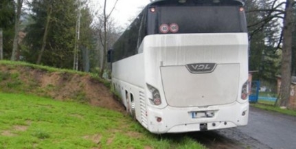 Útpadkán elakadt buszhoz vonultak a tűzoltók Magyaregregyen Útpadkán elakadt buszhoz vonultak a tűzoltók Magyaregregyen
