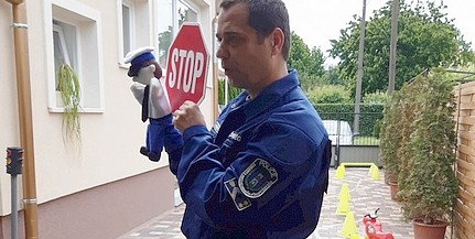 Rendőr Robi is tiszteletét tette a pécsi óvodában Rendőr Robi is tiszteletét tette a pécsi óvodában