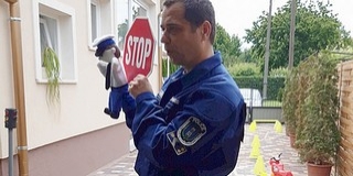 Rendőr Robi is tiszteletét tette a pécsi óvodában Rendőr Robi is tiszteletét tette a pécsi óvodában