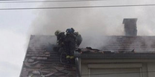 Villám csapott egy pécsi családi házba, leégett a tető