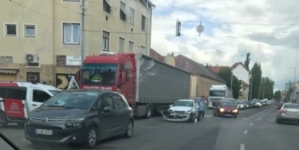 Baleset történt a József Attila utcában, óriási a dugó Baleset történt a József Attila utcában, óriási a dugó