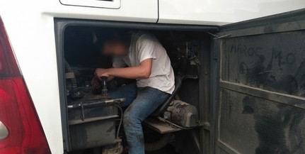 Busz motorterében elbújt migránst fogtak Beremendnél Busz motorterében elbújt migránst fogtak Beremendnél