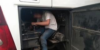 Busz motorterében elbújt migránst fogtak Beremendnél Busz motorterében elbújt migránst fogtak Beremendnél