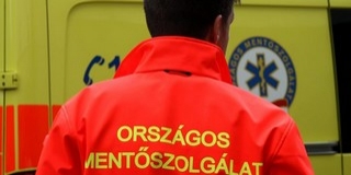 Kabátjaikkal óvták a kíváncsi szemektől sérült tanítónőjüket a gyerekek