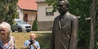 Szobor őrzi mától Baranya első díszpolgára, a kiváló lapszerkesztő, Báling József emlékét Szobor őrzi mától Baranya első díszpolgára, a kiváló lapszerkesztő, Báling József emlékét