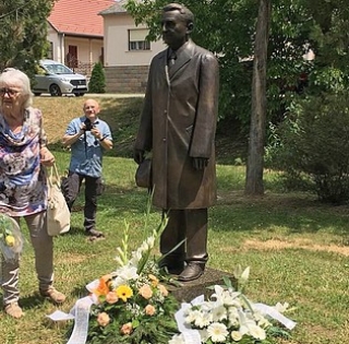 Szobor őrzi mától Baranya első díszpolgára, a kiváló lapszerkesztő, Báling József emlékét Szobor őrzi mától Baranya első díszpolgára, a kiváló lapszerkesztő, Báling József emlékét