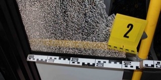 Szétverte egy férfi egy busz térelválasztóját Pécsett Szétverte egy férfi egy busz térelválasztóját Pécsett