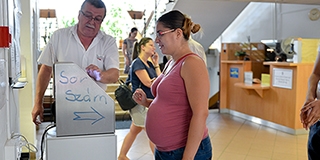 Kismamákkal telt meg a kormányhivatal: hatalmas az érdeklődés a babaváró támogatás iránt Kismamákkal telt meg a kormányhivatal: hatalmas az érdeklődés a babaváró támogatás iránt