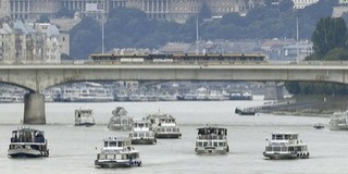 Hajós tiszteletadással vettek búcsút a tragédia helyszínén a Hableány legénységétől