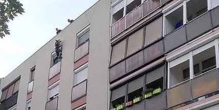 Panelház tetejéről ereszkedve mentettek életet a tűzoltók