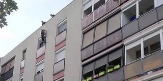 Panelház tetejéről ereszkedve mentettek életet a tűzoltók Panelház tetejéről ereszkedve mentettek életet a tűzoltók