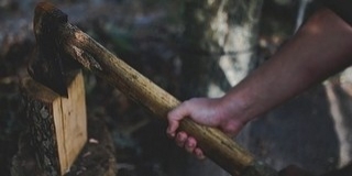 Baltával verte fejbe édesanyja élettársát egy férfi