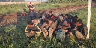 Átadták a horvátoknak a Baranyában elfogott migránsokat Átadták a horvátoknak a Baranyában elfogott migránsokat