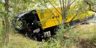 Árokba csapódott a Renault Forma-1-es csapat szállítókamionja