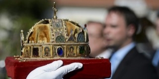 Baranyába érkeznek a koronázási ékszerek másolatai, Pécsett állítják ki a műtárgyakat