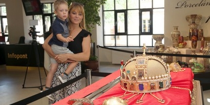 Megérkeztek Pécsre a koronázási jelvények másolatai, már látogatható a kiállítás Megérkeztek Pécsre a koronázási jelvények másolatai, már látogatható a kiállítás