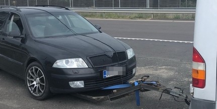 Sofőr nélküli autót vontatott egy román a magyar sztrádán