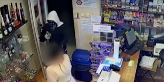 Maszkos fegyveres rabolt ki egy dohányboltot Pécsett, két óra múlva elkapták