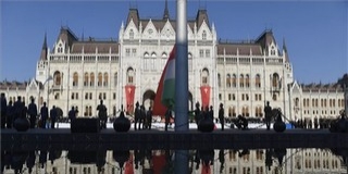 Felvonták a nemzeti lobogót az Országház előtt