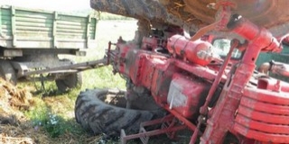 Felborult egy traktor, a jármű alá szorult a vezető lába Felborult egy traktor, a jármű alá szorult a vezető lába