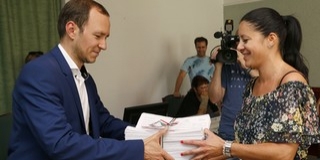 Leadta a Fidesz-KDNP megyei listavezetője, Őri László az ajánlószelvényeket Leadta a Fidesz-KDNP megyei listavezetője, Őri László az ajánlószelvényeket