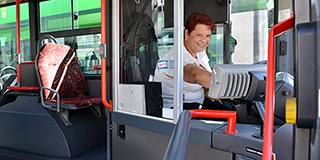 Autóbuszt vezetne? Ha nincs meg a képesítése, a megszerzését is támogatják