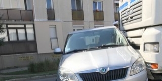 Kamionnal ütközött egy személykocsi Pécsett