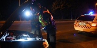 Illegális gyorsulási versenyen razziáztak a rendőrök