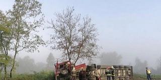 Még órákig tart a 6-os főúton felborult tartálykocsi műszaki mentése