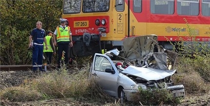 Autóval ütközött egy vonat, a helyszínen meghalt a sofőr