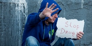 Mi Hazánk: szúrópróbaszerű drogtesztet a politikusoknak!
