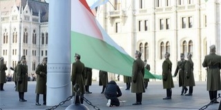 Felvonták a nemzeti lobogót az Országház előtt