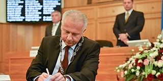 Pécs új polgármestere, Péterffy Attila szellőztetne és kitakarítaná a várost Pécs új polgármestere, Péterffy Attila szellőztetne és kitakarítaná a várost