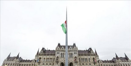 Félárbócon a nemzeti lobogó az Országház előtt