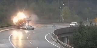 Mélybe zuhant egy magyar kamion Szlovéniában - Videó! Mélybe zuhant egy magyar kamion Szlovéniában - Videó!