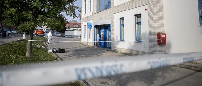 Kiraboltak egy bankfiókot Pécsett a Komlói úton, zajlik a helyszínelés Kiraboltak egy bankfiókot Pécsett a Komlói úton, zajlik a helyszínelés