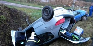 Összeütközött két kocsi Üszögnél, az árokban landoltak