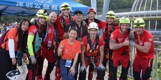 Pécsi és mohácsi tűzoltóval a soraikban vitézkedtek Kínában a lánglovagok