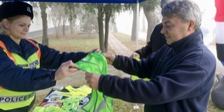 Pécsen, Mohácson is fényvisszaverőket osztottak a rendőrök