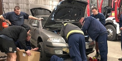Az igazi macskajaj: autó motorterébe szorult cicát szabadítottak ki a pécsi lánglovagok Az igazi macskajaj: autó motorterébe szorult cicát szabadítottak ki a pécsi lánglovagok