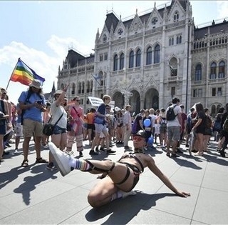 A nagycsaládosok szerint provokáció, hogy a Házasság hetében buliznak a homoszexuálisok Pécsett A nagycsaládosok szerint provokáció, hogy a Házasság hetében buliznak a homoszexuálisok Pécsett