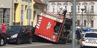 Felborult egy tűzoltóautó szombaton Siklóson