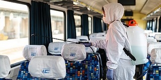 Kiürültek a távolsági buszok és a vonatok, brutálisan visszaesett az utasforgalom Kiürültek a távolsági buszok és a vonatok, brutálisan visszaesett az utasforgalom