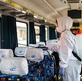 Kiürültek a távolsági buszok és a vonatok, brutálisan visszaesett az utasforgalom Kiürültek a távolsági buszok és a vonatok, brutálisan visszaesett az utasforgalom